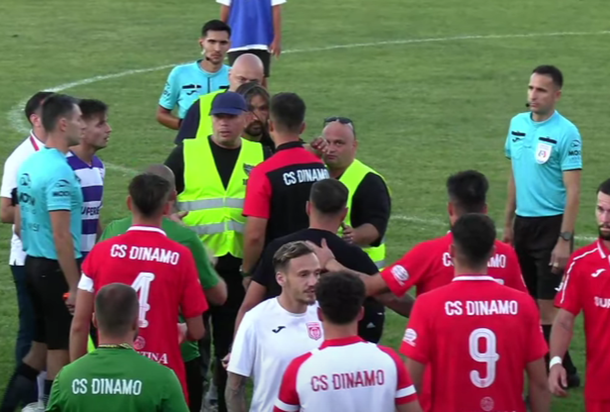 Scandal-monstru în Cupă, la Poli Timișoara - CS Dinamo » Alexa a intrat pe teren, „a sărit” la toată lumea! Bratu și-a împins propriii jucători: „Hai! Vin ăștia după noi!”