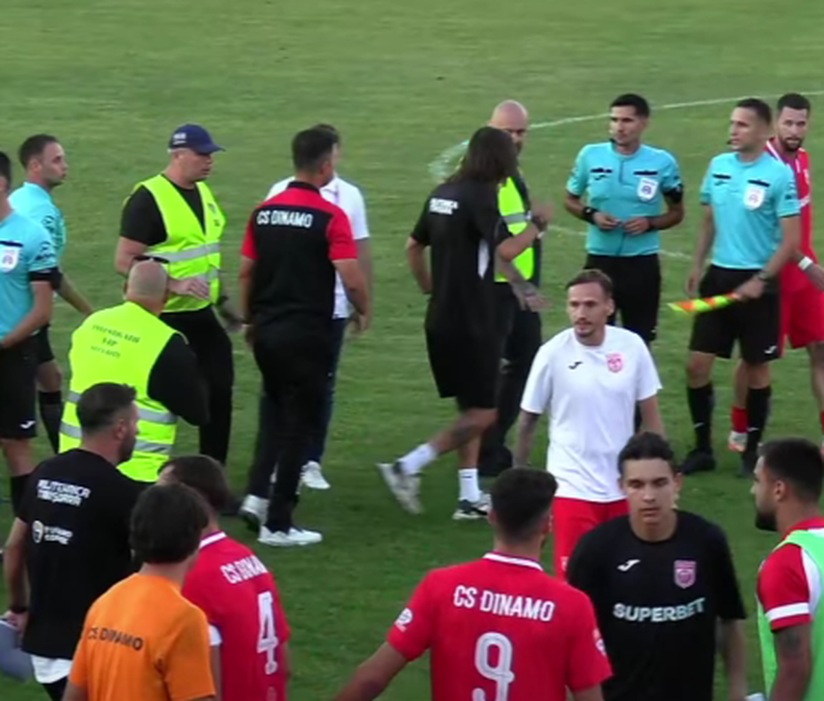 Scandal-monstru în Cupă, la Poli Timișoara - CS Dinamo » Alexa a intrat pe teren, „a sărit” la toată lumea! Bratu și-a împins propriii jucători: „Hai! Vin ăștia după noi!”