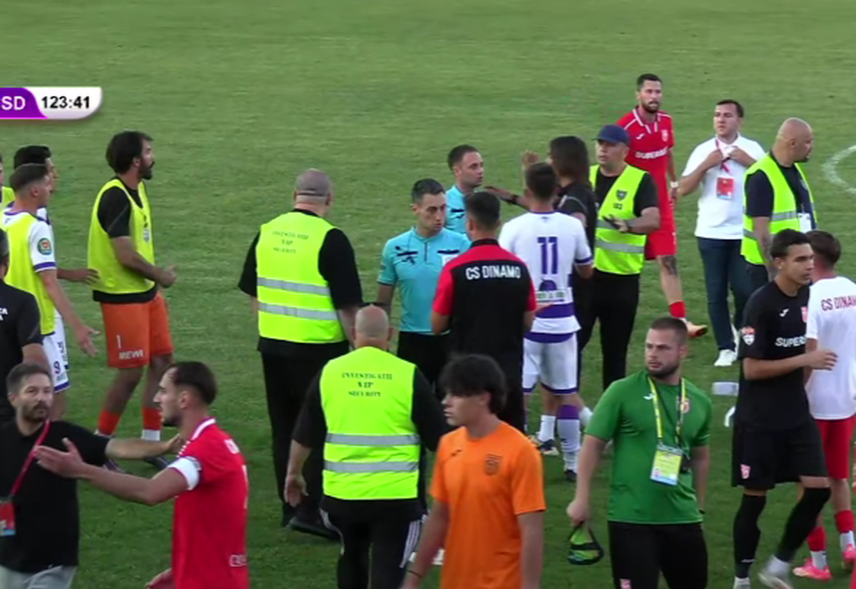 Scandal-monstru în Cupă, la Poli Timișoara - CS Dinamo » Alexa a intrat pe teren, „a sărit” la toată lumea! Bratu și-a împins propriii jucători: „Hai! Vin ăștia după noi!”