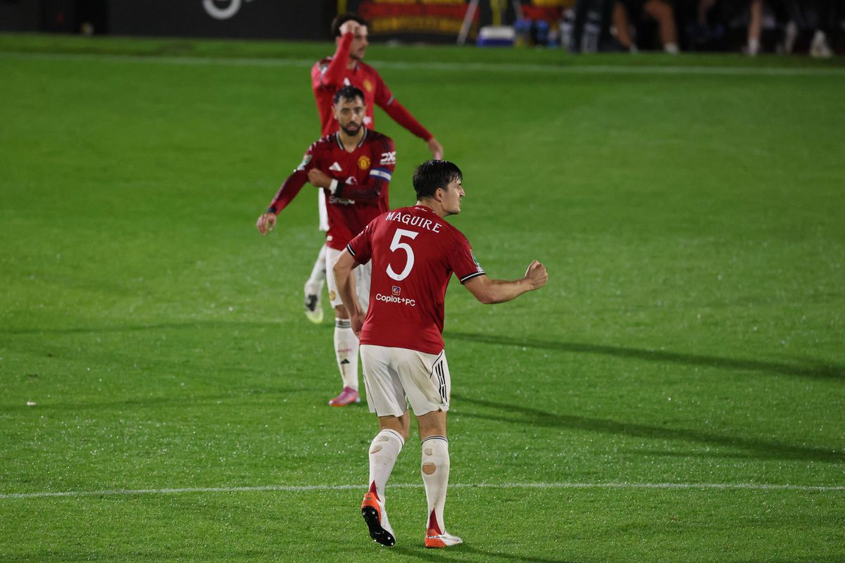 Surpriza anului în fotbalul „mare”, imagini EPICE la final! Fanii lui Grimsby au uitat de orice regulă după victoria cu Manchester United din Cupa Ligii