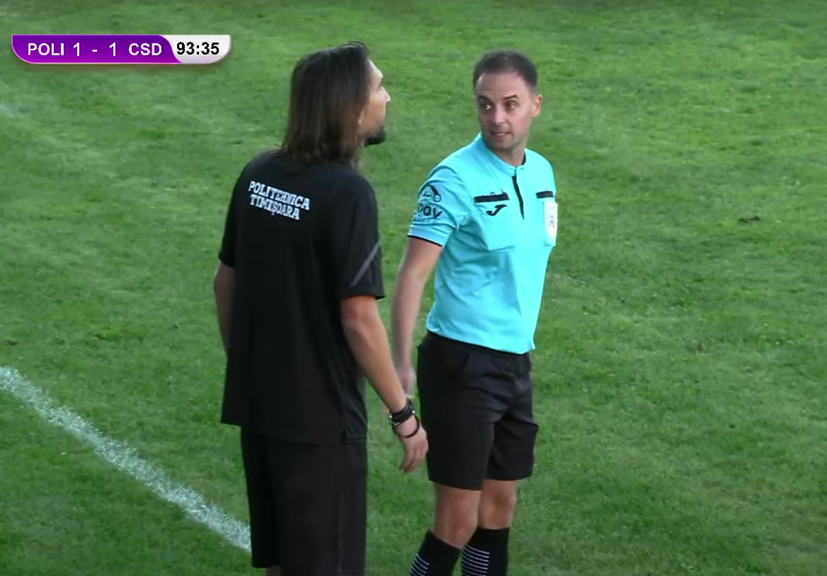 Scandal-monstru în Cupă, la Poli Timișoara - CS Dinamo » Alexa a intrat pe teren, „a sărit” la toată lumea! Bratu și-a împins propriii jucători: „Hai! Vin ăștia după noi!”