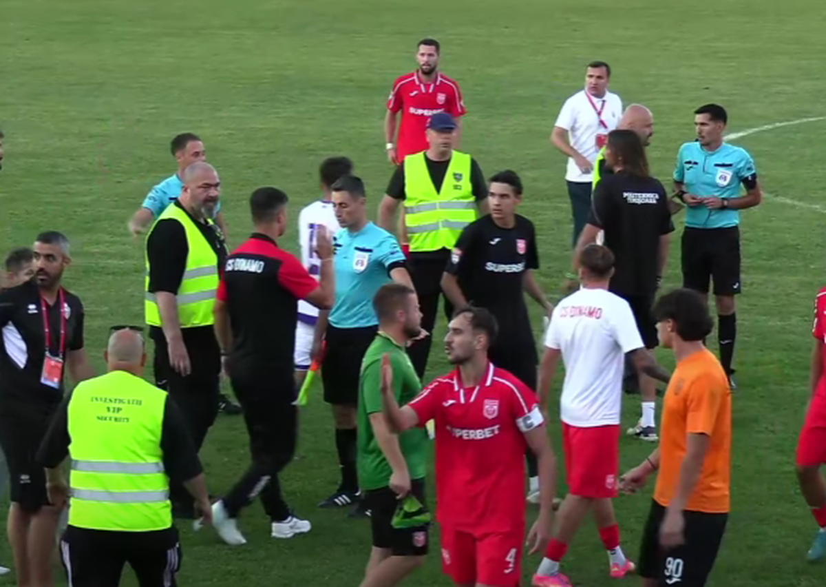 Scandal-monstru în Cupă, la Poli Timișoara - CS Dinamo » Alexa a intrat pe teren, „a sărit” la toată lumea! Bratu și-a împins propriii jucători: „Hai! Vin ăștia după noi!”