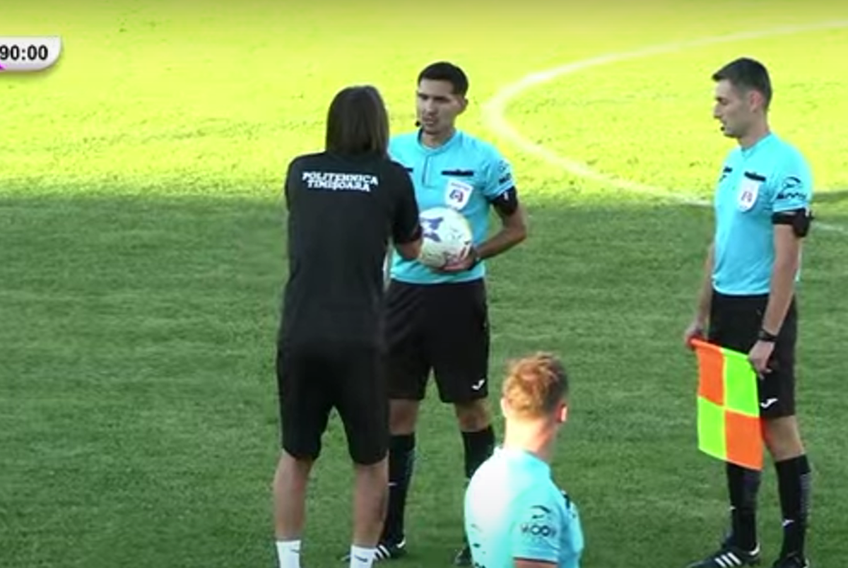 Scandal-monstru în Cupă, la Poli Timișoara - CS Dinamo » Alexa a intrat pe teren, „a sărit” la toată lumea! Bratu și-a împins propriii jucători: „Hai! Vin ăștia după noi!”