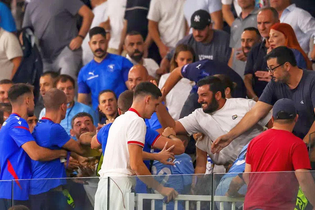 Haos după rezultatul-șoc din Liga Campionilor! Un agent de pază l-a lovit pe fotbalist