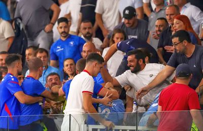 Haos după rezultatul-șoc din Liga Campionilor! Un agent de pază l-a lovit pe fotbalist