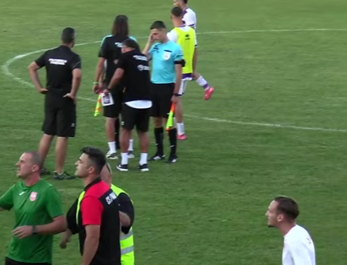 Scandal-monstru în Cupă, la Poli Timișoara - CS Dinamo » Alexa a intrat pe teren, „a sărit” la toată lumea! Bratu și-a împins propriii jucători: „Hai! Vin ăștia după noi!”