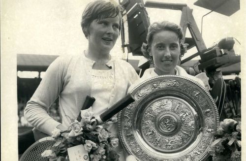 Angela Mortimer, în dreapta / FOTO: Imago