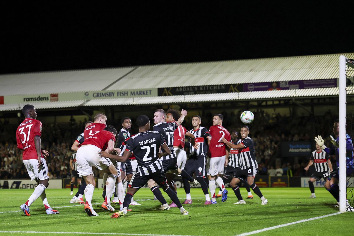 Surpriza anului în fotbalul „mare”, imagini EPICE la final! Fanii lui Grimsby au uitat de orice regulă după victoria cu Manchester United din Cupa Ligii