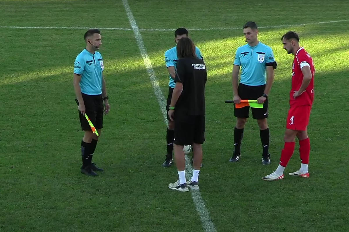 Scandal-monstru în Cupă, la Poli Timișoara - CS Dinamo » Alexa a intrat pe teren, „a sărit” la toată lumea! Bratu și-a împins propriii jucători: „Hai! Vin ăștia după noi!”