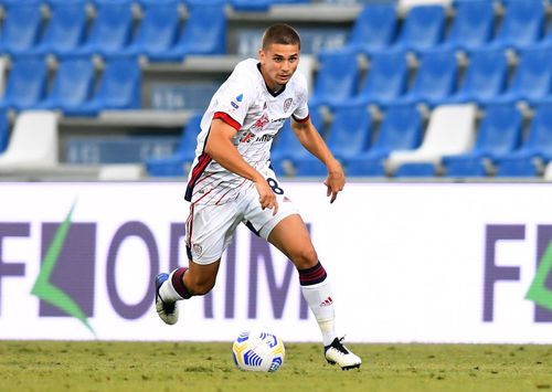 Răzvan Marin, mijlocașul lui Cagliari, a jucat 70 de minute la 0-2 cu Lazio al lui Radu Ștefan. ”Marin primește mai mult decât oferă”, a comentat cotidianul roz. Foto: Guliver/GettyImages