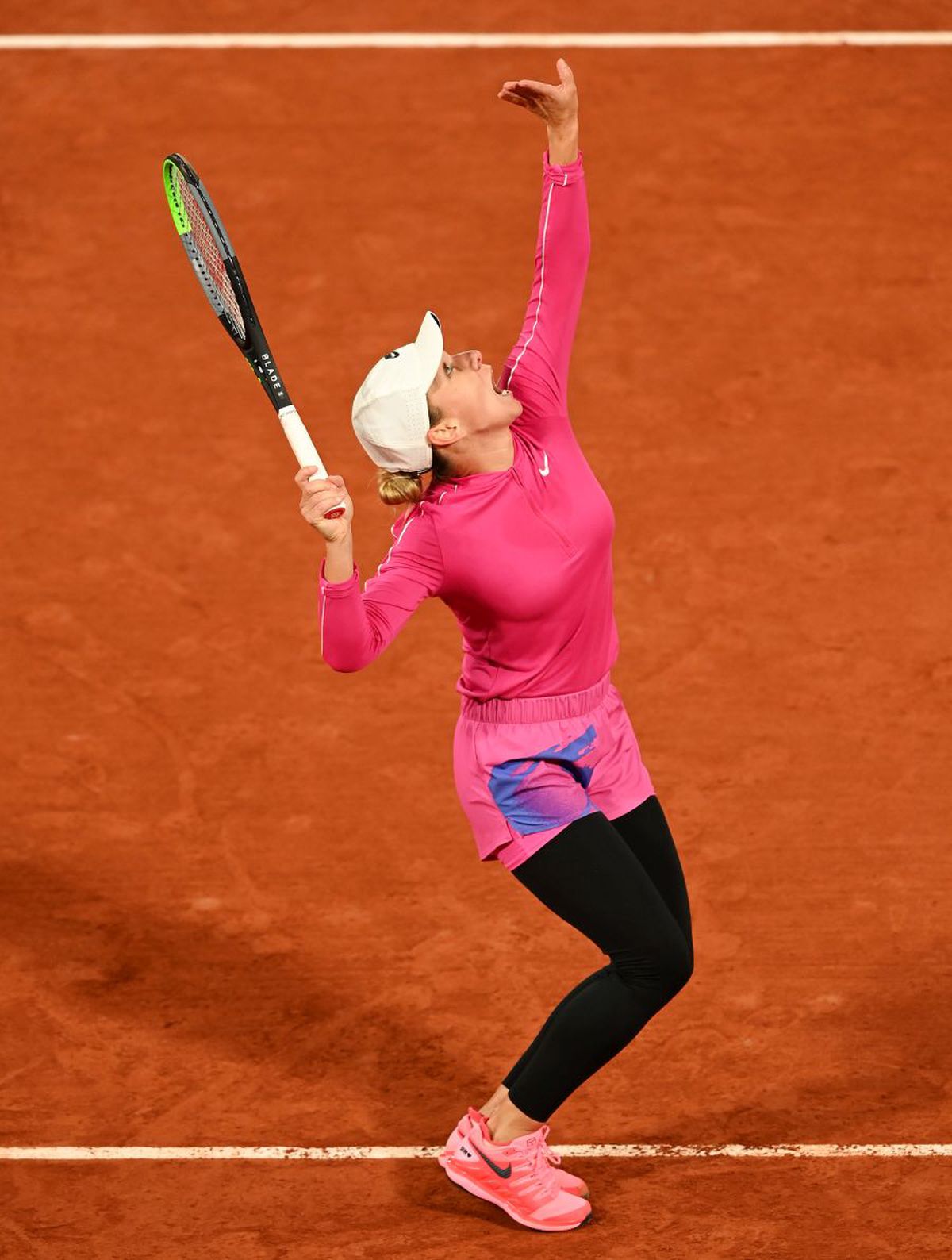 FOTO Frigul din Paris a speriat-o pe Simona Halep! Cum s-a afișat jucătoarea de tenis la primul meci de la Roland Garros