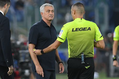 Mourinho, protest contra arbitrilor după înfrângerea cu Lazio // sura foto: Imago