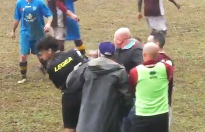 A lovit un arbitru, apoi și-a anunțat demisia: „Am revăzut imaginile, parcă nu mai eram eu. Mi-e jenă!”