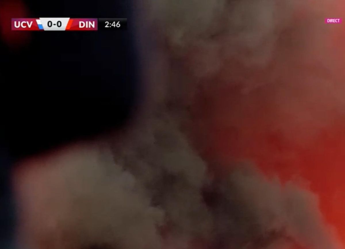 Fanii olteni s-au dat în spectacol în debutul disputei cu Dinamo! Ce s-a întâmplat în tribunele arenei „Ion Oblemenco”