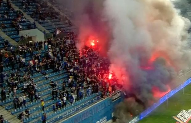 Fanii olteni s-au dat în spectacol în debutul disputei cu Dinamo! Ce s-a întâmplat în tribunele arenei „Ion Oblemenco”