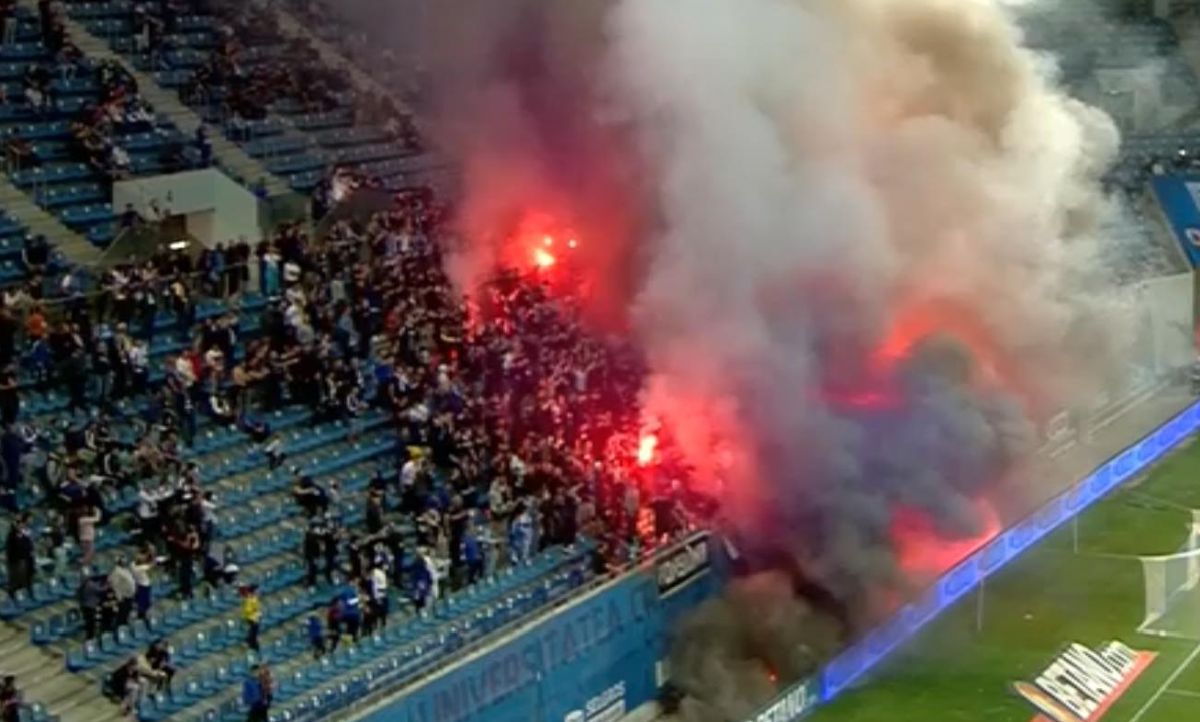 Fanii olteni s-au dat în spectacol în debutul disputei cu Dinamo! Ce s-a întâmplat în tribunele arenei „Ion Oblemenco”
