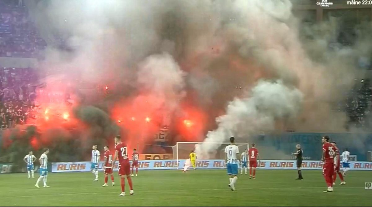 Fanii olteni s-au dat în spectacol în debutul disputei cu Dinamo! Ce s-a întâmplat în tribunele arenei „Ion Oblemenco”