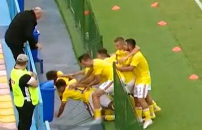 Ghinion teribil pentru un „tricolor” » A căzut cu gardul în timp ce sărbătoarea golul, s-a tăiat și a fost schimbat imediat