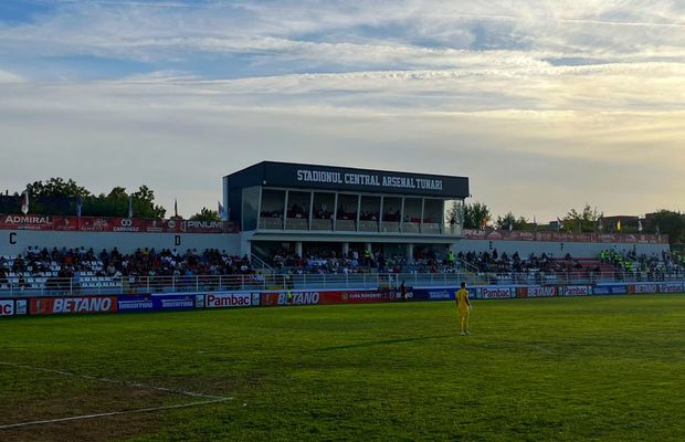 6 detalii de la Tunari - CSU Craiova: » Imnul gazdelor, boicotul oltenilor + Primarul a făcut show