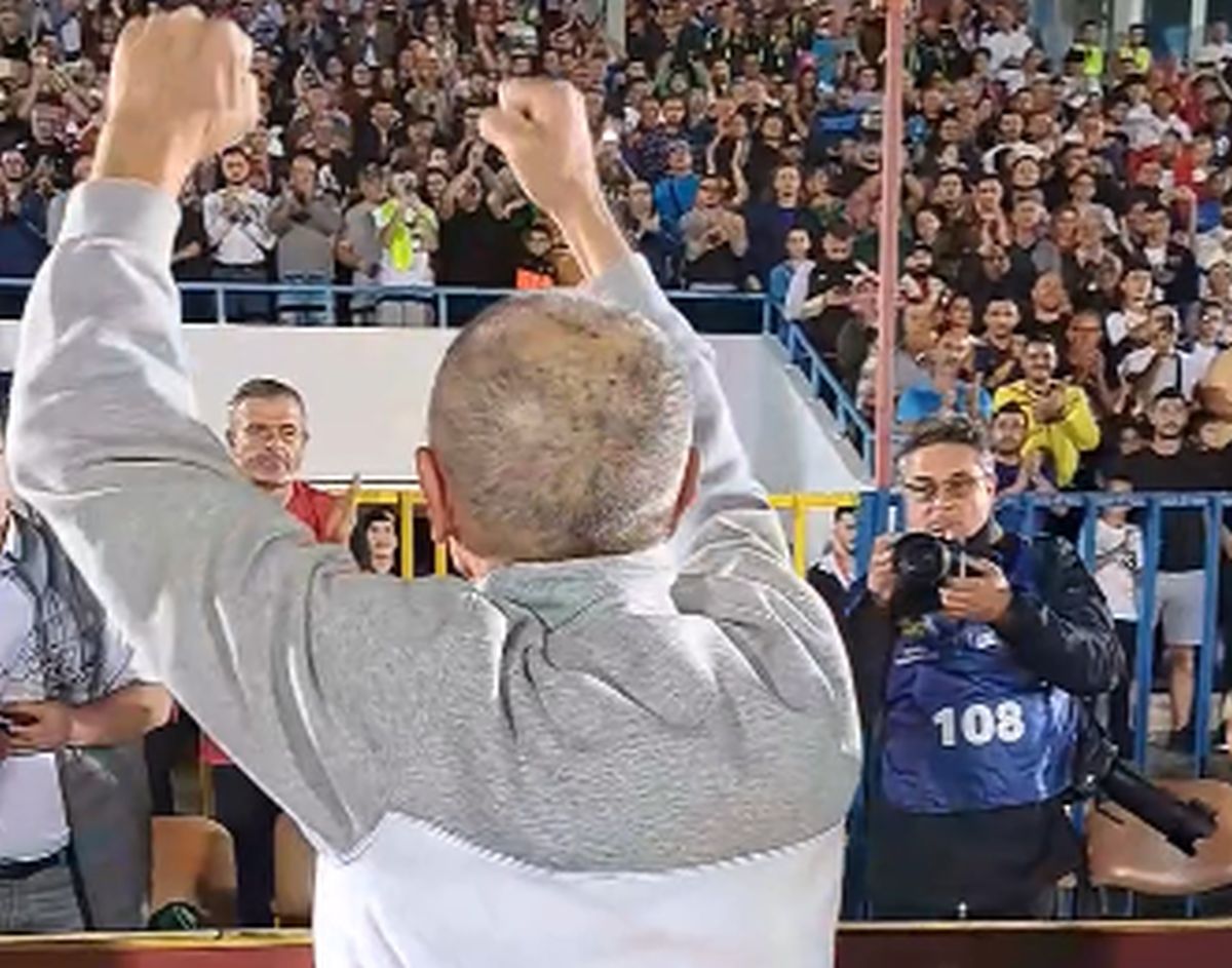 Spectator de seamă la FC Bihor - FCSB: Emeric Ienei, aplaudat la scenă deschisă de 11.000 de oameni