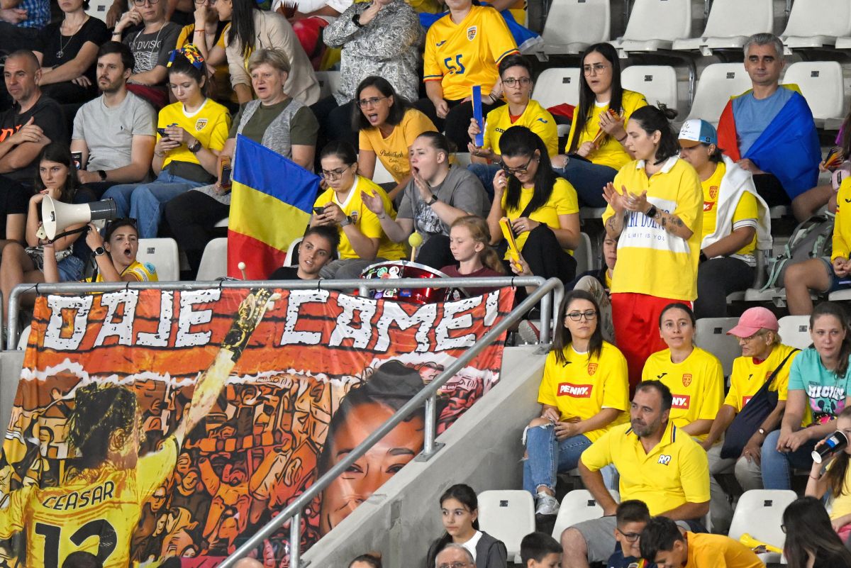 Prezent la meciul naționalei feminine, are un mesaj puternic: „Ce ciudat e să mergi pe un stadion unde nimeni nu înjură și nu îsi varsă frustrările. Tot respectul pentru aceste doamne!”