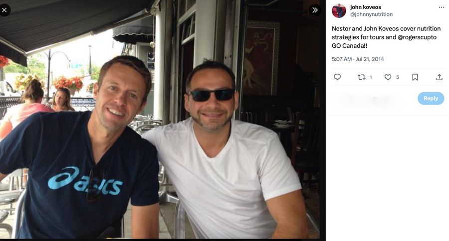 John Koveos (dreapta) alături de ambasadorul firmei sale, fostul tenisman Daniel Nestor, campion olimpic în 2000 și de 8 ori câștigător de Mare Șlem la dublu „Noi n-am înșelat niciodată pe nimeni” » Direct din Toronto, prima reacție a patronilor firmei canadiene acuzate de Simona Halep că i-a furnizat suplimentul contaminat cu Roxadustat: „E fals că ne-a dat în judecată”