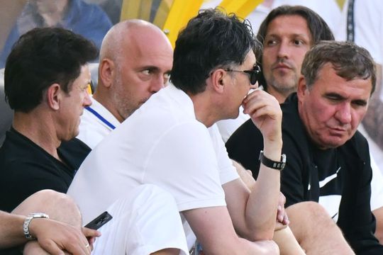 Gică Hagi și Gică Popescu, în dreapta, respectiv în stânga imaginii, n-au tolerat prea bine eșecul cu FC Volntari (foto: Cristi Preda)