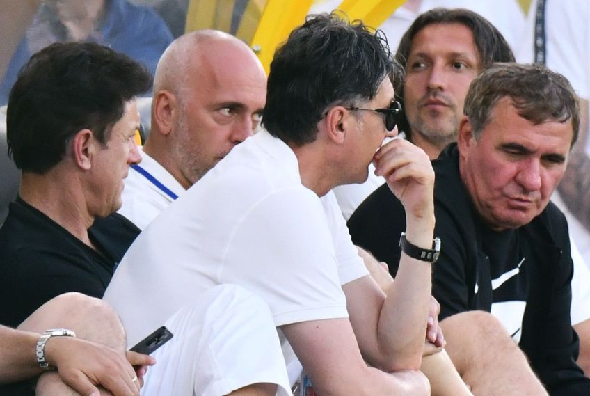 Gică Hagi și Gică Popescu, în dreapta, respectiv în stânga imaginii, n-au tolerat prea bine eșecul cu FC Volntari (foto: Cristi Preda)