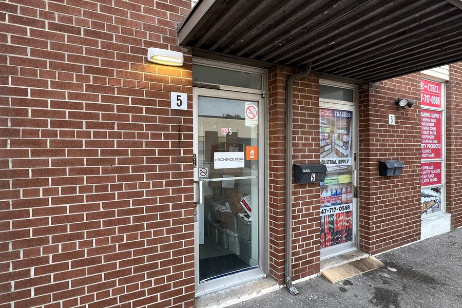 Intrarea în spațiul închiriat de Quantum Nutrition Inc. „Noi n-am înșelat niciodată pe nimeni” » Direct din Toronto, prima reacție a patronilor firmei canadiene acuzate de Simona Halep că i-a furnizat suplimentul contaminat cu Roxadustat: „E fals că ne-a dat în judecată”