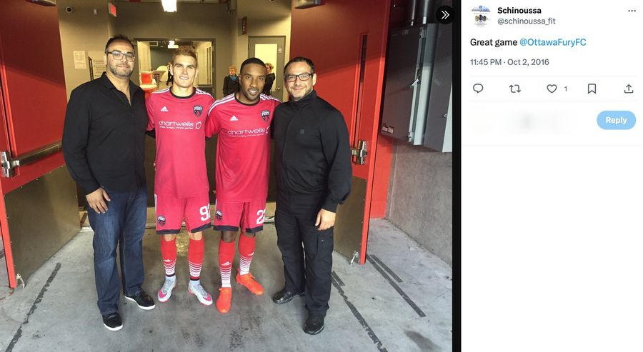 Kostas Koveos (stânga) și fratele său, John (dreapta), alături de doi fotbaliști ai unei echipe canadiene „Noi n-am înșelat niciodată pe nimeni” » Direct din Toronto, prima reacție a patronilor firmei canadiene acuzate de Simona Halep că i-a furnizat suplimentul contaminat cu Roxadustat: „E fals că ne-a dat în judecată”