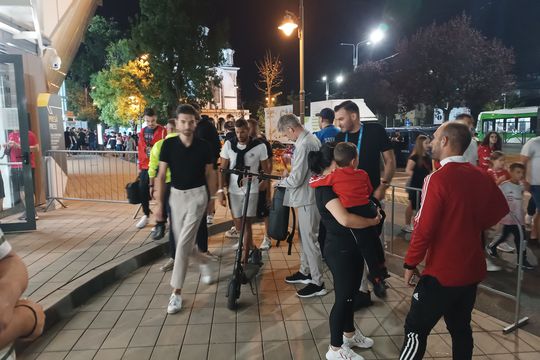 Dan Gătăianțu, acționarul și directorul financiar Red&White, a ajuns cu trotineta la stadion.