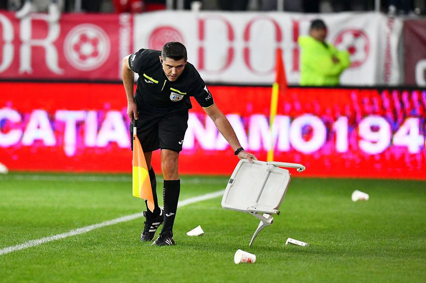 Suporterii lui Dinamo au aruncat cu scaunul după arbitru / foto: Cristi Preda (GSP)