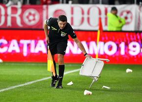 Gest inconștient! Aproape de o tragedie la Dinamo - Botoșani: un scaun rupt din tribune a aterizat la câțiva centimetri de arbitru!