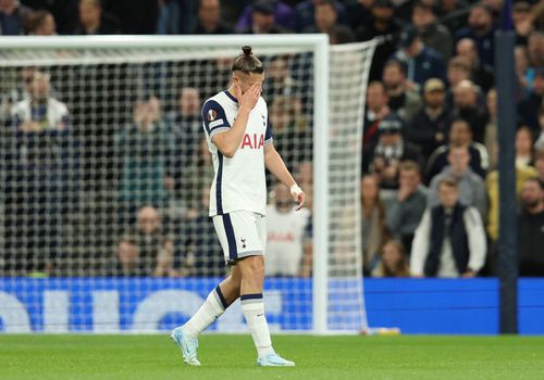 Radu Drăgușin a ieșit dărâmat psihic după cartonașul roșu primit după doar 7 minute din Tottenham - Qarabag 3-0 / Foto: Imago