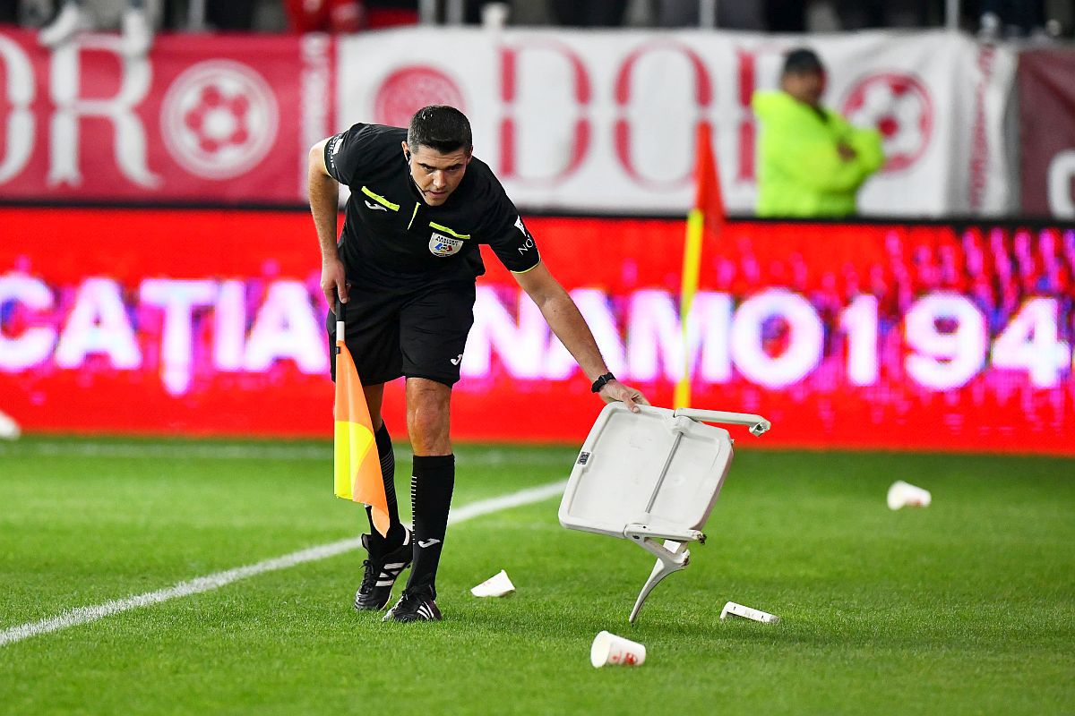 A fost declanșată ancheta, după ce un scaun a fost la un pas să îl lovească pe arbitrul asistent în Dinamo - Botoșani