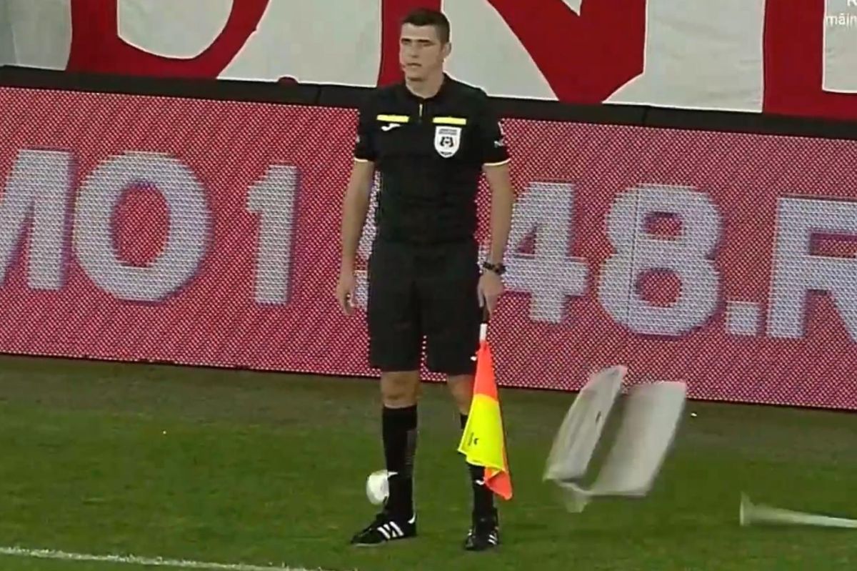 A fost declanșată ancheta, după ce un scaun a fost la un pas să îl lovească pe arbitrul asistent în Dinamo - Botoșani