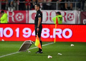 Gest scandalos! Suporterii lui Dinamo au aruncat cu scaunul după arbitru