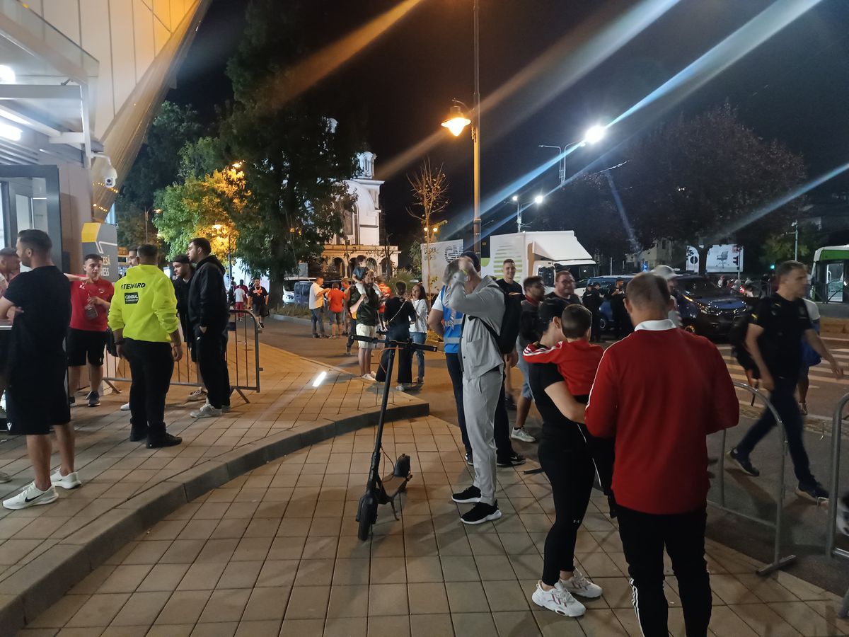 „Green” Dinamo: acționarul „câinilor” a venit la stadion cu propria trotinetă electrică