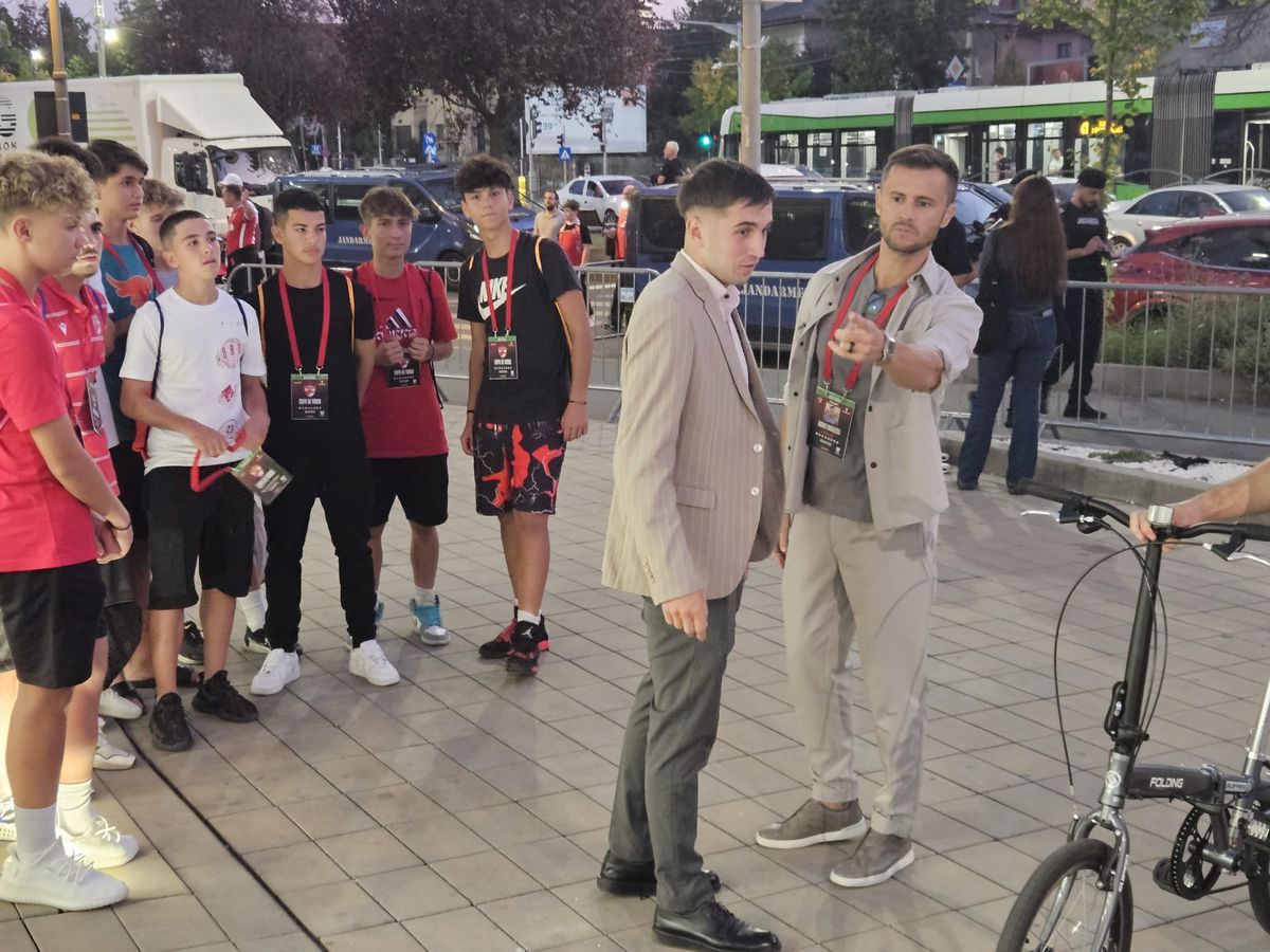 „Green” Dinamo: acționarul „câinilor” a venit la stadion cu propria trotinetă electrică