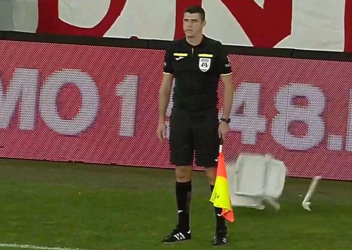 A fost declanșată ancheta, după ce un scaun a fost la un pas să îl lovească pe arbitrul asistent în Dinamo - Botoșani