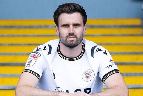 Carl Jenkinson a semnat în liga a patra din Anglia