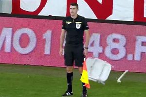 Gest scandalos! Suporterii lui Dinamo au aruncat cu scaunul după arbitru