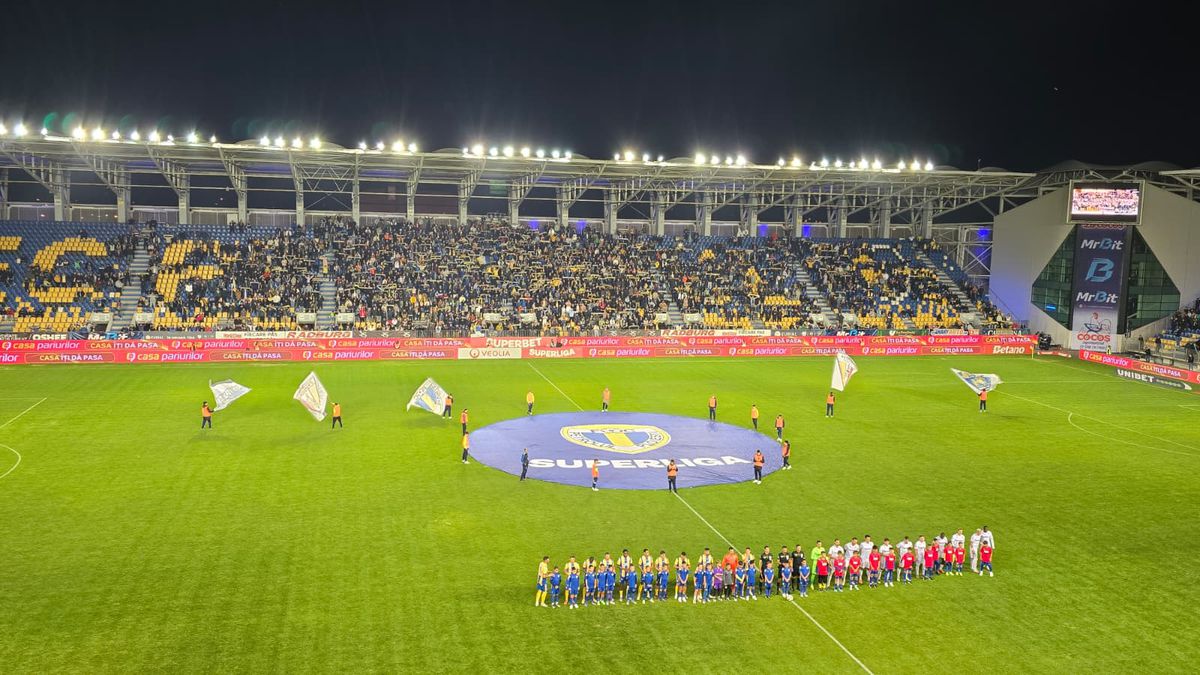 SHOW în startul partidei dintre Petrolul și Rapid » „Lupii”, coregrafie cu tentă rasistă + inspirație din „Războiul Stelelor”