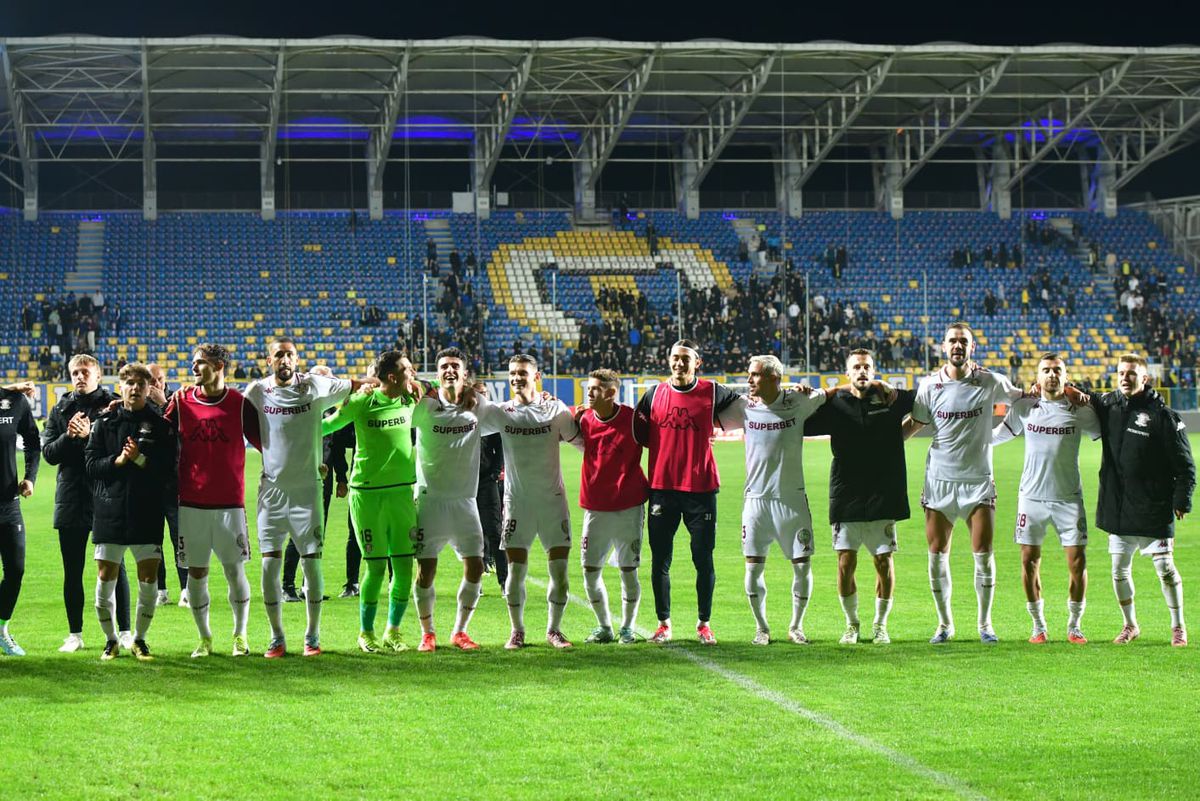 Alex Dobre, aclamat de galeria Rapidului, după victoria cu Petrolul