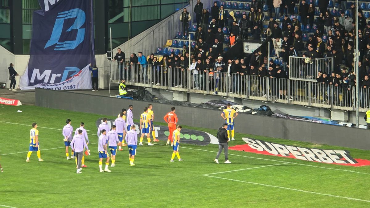 Alex Dobre, aclamat de galeria Rapidului, după victoria cu Petrolul