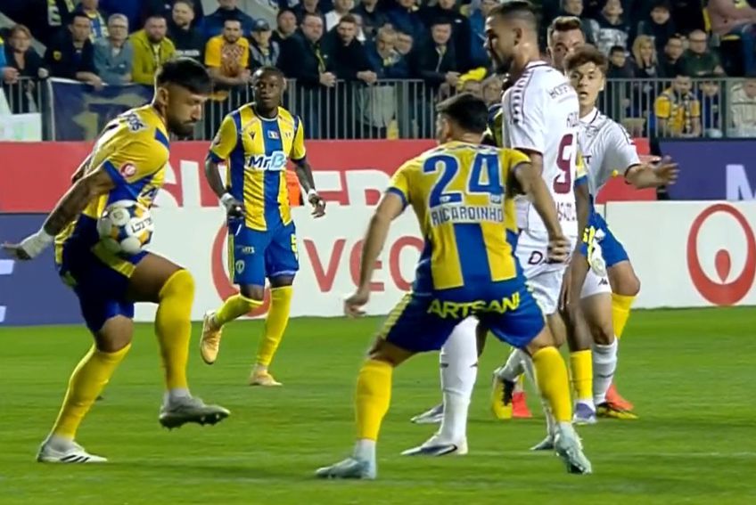 Momentul în care arbitrul a văzut henț și a dat lovitură liberă