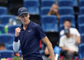 Jannik Sinner a trecut printr-o sperietură, dar s-a calificat în sferturi de finală la Beijing