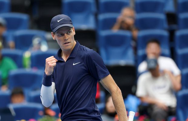 Jannik Sinner a trecut printr-o sperietură, dar s-a calificat în sferturi de finală la Beijing