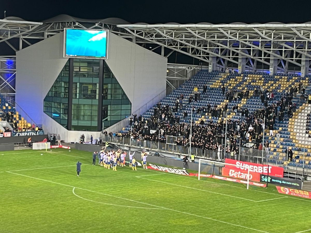 Alex Dobre, aclamat de galeria Rapidului, după victoria cu Petrolul