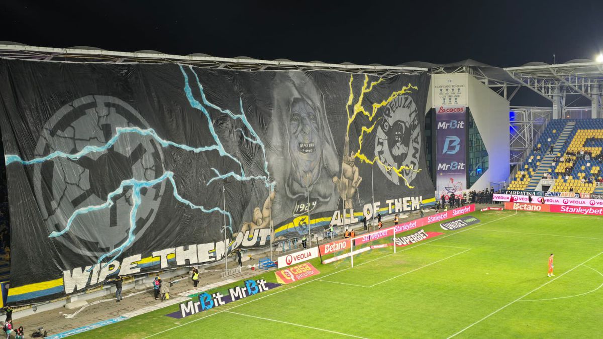 SHOW în startul partidei dintre Petrolul și Rapid » „Lupii”, coregrafie cu tentă rasistă + inspirație din „Războiul Stelelor”